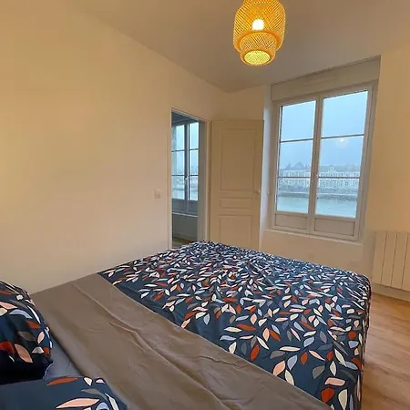 Bright, Central, & River-view: Ideal 6-sleeper *