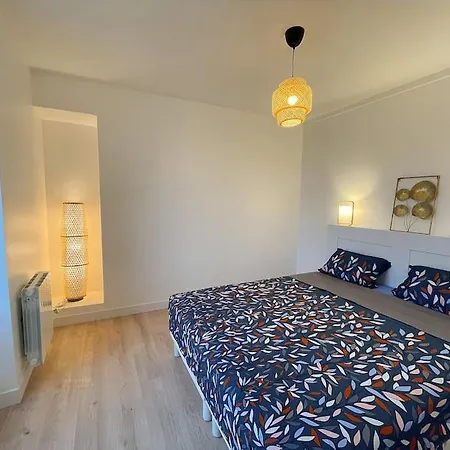 Bright, Central, & River-view: Ideal 6-sleeper Corbeil-Essonnes