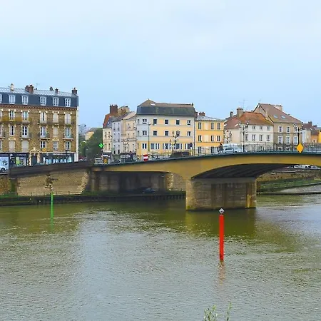Bright, Central, & River-view: Ideal 6-sleeper Corbeil-Essonnes