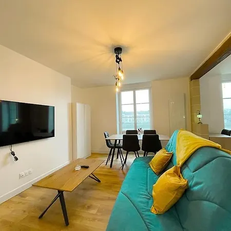 Bright, Central, & River-view: Ideal 6-sleeper Corbeil-Essonnes